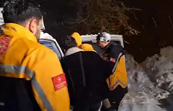 Siirt'te Karla Kapanan Mezrada Seferberlik: Hastalanan Çocuk Ambulansla Kurtarıldı