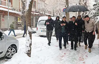 Siirt'te Karla Mücadele Çalışmaları Sürüyor: Vali Kızılkaya Sahada İncelemelerde Bulundu