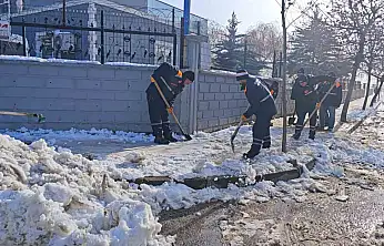 Siirt'te kar mesaisi gece gündüz sürüyor