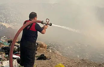 Siirt'te Katı Atık Sahasında Büyük Yangın: Ekipler 4 Saattir Alevlerle Mücadele Ediyor