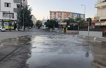 Siirt'te Kavşakta Rögar Taştı, Yol Suyla Kaplandı