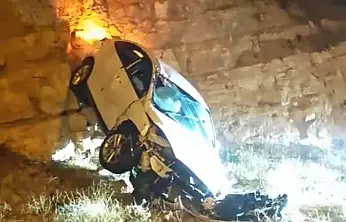 Siirt'te Kayganlaşan Yolda Kontrolden Çıkan Otomobil Devrildi: 1 Yaralı