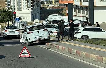 Siirt'te Kazaların Eksik Olmadığı Işıklarda Yine İki Araç Çarpıştı