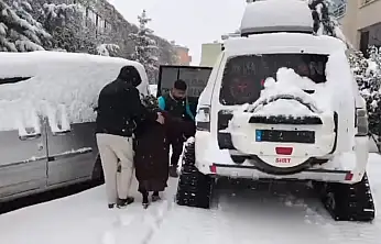 Siirt'te kent merkezinde diyaliz hastası UMKE ekipleri tarafından kar paletli araçla hastaneye ulaştırıldı