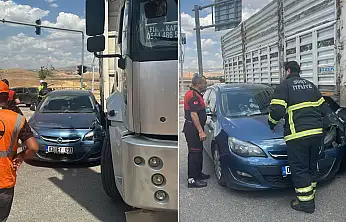 Siirt'te Korkutan Kaza: Otomobil Tırın Yakıt Deposuna Çarptı