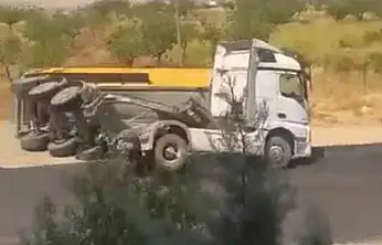 Siirt'te Kum Yüklü Kamyon Devrildi