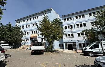 Siirt'te Mehmet Akif Ersoy Ortaokulu'nda Yıkım Öncesi Çalışmalar Başladı