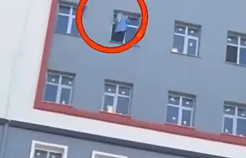 Siirt'te Metrelerce Yüksekte Güvenliksiz Temizlik: Yürekleri Ağıza Getiren Görüntü