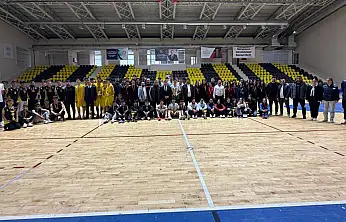 Siirt'te Okul Sporları Kapsamında Gençler Basketbol Müsabakaları Tamamlandı