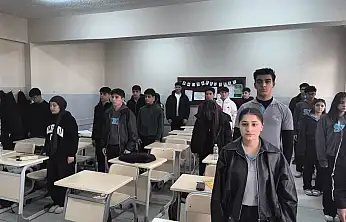 Siirt'te okullarda depremde hayatını kaybedenler için 1 dakikalık saygı duruşu