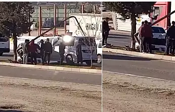 Siirt'te orta refüje çıkan araç aydınlatma direğine çarparak durabildi