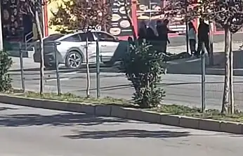 Siirt'te otomobilin çarptığı motosiklet kullanılamaz hale geldi!