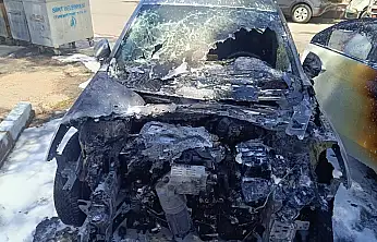 Siirt'te Park Halindeki Araç Alev Aldı, Diğer Araçlara Sıçrayan Yangında 2 Araç Kullanılamaz Hale Geldi