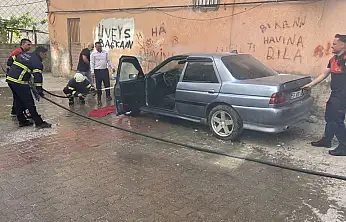 Siirt'te Park Halindeki Otomobil Alev Aldı: Araç Kullanılamaz Hale Geldi