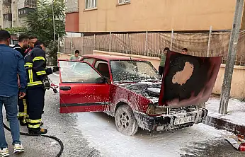Siirt'te Park Halindeki Otomobilde Yangın Çıktı