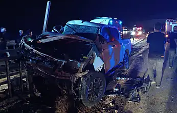 Siirt'te Pikap Orta Refüje Ok Gibi Saplandı: 2 Kişi Yaralandı