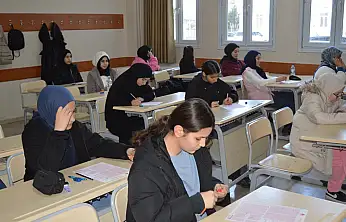 Siirt'te Sabahın İlk Işığında Siyer Heyecanı: Aileler Çocuklarını Ellerinden Tutarak Sınava Getirdi