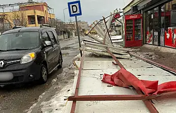 Siirt'te şiddetli rüzgâr etkili oldu: Marketin reklam panosu yerinden söküldü