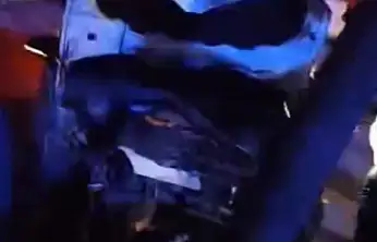 Siirt'te Sürcüsünün Direksiyon Hakimiyetini Kaybettiği Otomobil Ağaca Çarparak Durabildi