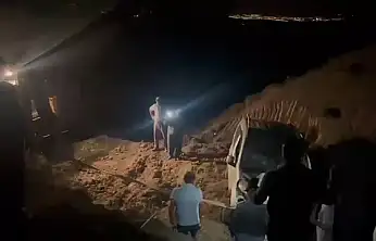 Siirt'te Sürücünün Uyuyakalmasıyla Takla Atan Araç Devrildiği Yerden Çıkarıldı