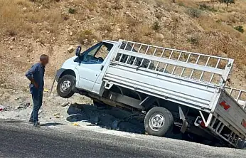 Siirt'te Sürücüsünün Direksiyon Hakimiyetini Kaybettiği Transit Yoldan Çıktı!