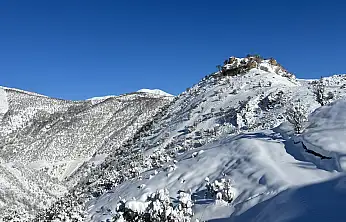 Siirt'te Tarih Beyaza Büründü: İrun Kalesi Kış Manzarasıyla Büyüledi