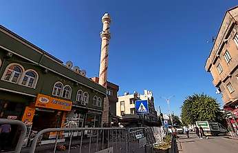 Siirt'te Tehlike Arz Eden Şeyh Muhammed Abarik Breyka Camii'nin Minaresi Yıkılmaya Başlandı