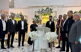 Siirt'te Uslu ile Nas Ailelerinin Mutlu Günü! Siyasetten, Bürokrasiye Bir Çok İsim Bu Düğünde Bir Araya Geldi!