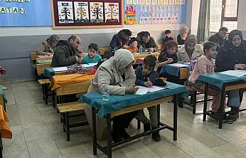 Siirt'te veliler öğrencilerle aynı sırada ter döktü