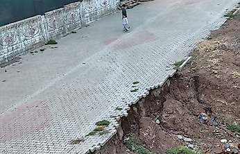 Siirt'te Yağış Sonrası Yol Çöktü: Mahalle Sakinleri Çözüm Bekliyor