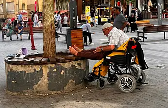 Siirt'te Yaşlı Adam Tüm Engellerine Rağmen Namazını Bırakmadı: O Anlar Kamerada