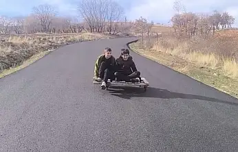 Siirt'te yeni yapılan asfalt yolda çocukların kaykay keyfi