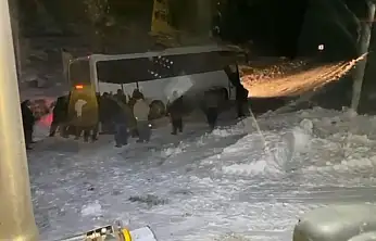 Siirt'te Yoğun Kar Altında Zamanla Yarış! Cenaze İçin Geldiler Yolda Mahsur Kaldılar!