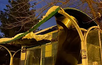 Siirt'te Yoğun Kar Yağışı Durağı Çökertti: Mahalleli Çözüm Bekliyor