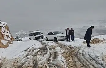 Siirt'te yoğun kar yağışı hayatı olumsuz etkiliyor: Tillo'da mahsur kalan araçlar kurtarıldı