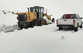 Siirt'te Yoğun Kar Yağışı: Pervari ve Eruh'ta Karla Mücadele Çalışmaları Aralıksız Devam Ediyor
