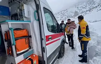 Siirt'te yoğun karla mücadele: Kapanan köy yolları açıldı, hastalar kurtarıldı