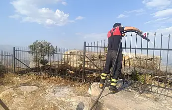 Siirt Tillo Kale Çevresinde Yangın: Ekipler Alevlere Müdahale Ediyor