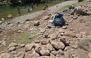 Siirt Zorava Çayı'nda İç Acıtan Görüntü: Pikniğe Geldi, Çöpleri Topladı