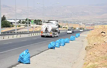 Siirtlilerin Akşam Vakti Dinlenip Çöp Alanına Çevirdiği Çevre Yolu Temizlendi