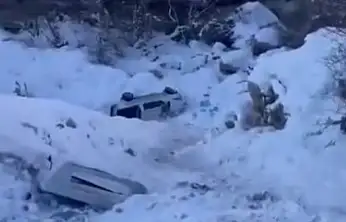 Şırnak-Siirt karayolunda buzlanma kazası: TPAO aracı metrelerce aşağı uçtu! 4 Kişi yaralandı