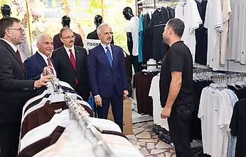 Ulaştırma ve Altyapı Bakanı Abdulkadir Uraloğlu Siirt Güres Caddesi'nde Esnafla Buluştu