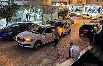 Yokuşta geri kayan araç hafif ticari araca çarptı: Maddi hasar oluştu