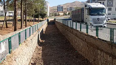 Kurtalan'da Dereler Taşkın ve Kötü Koku Riskine Karşı Temizlendi