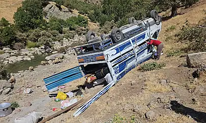 Siirtli Ailenin Kamyoneti Şarampole Uçtu: 1 Yaralı