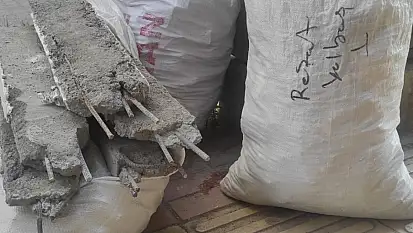 Siirt'te Kaldırıma Bırakılan Demir Çubuklu Molozlar Küçük Kızı Yaraladı