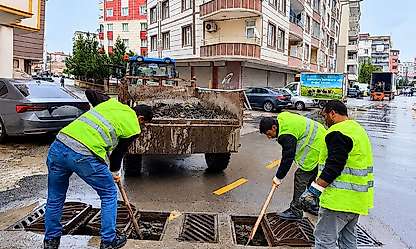 Siirt'te Yağmur Suyu Izgaraları ve Rögarlar Temizleniyor