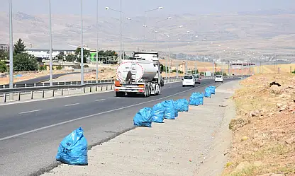 Siirtlilerin Akşam Vakti Dinlenip Çöp Alanına Çevirdiği Çevre Yolu Temizlendi