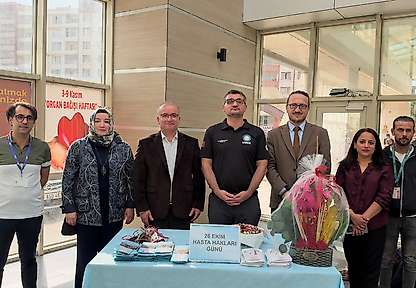 Siirt'te Hasta Hakları Günü Dolayısıyla Hastalara Gül ve Karanfil Verildi