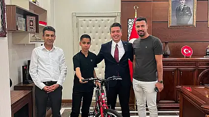 Baykan LGS Birincisi Emir Göktekin'e Kaymakamdan Bisiklet Hediyesi